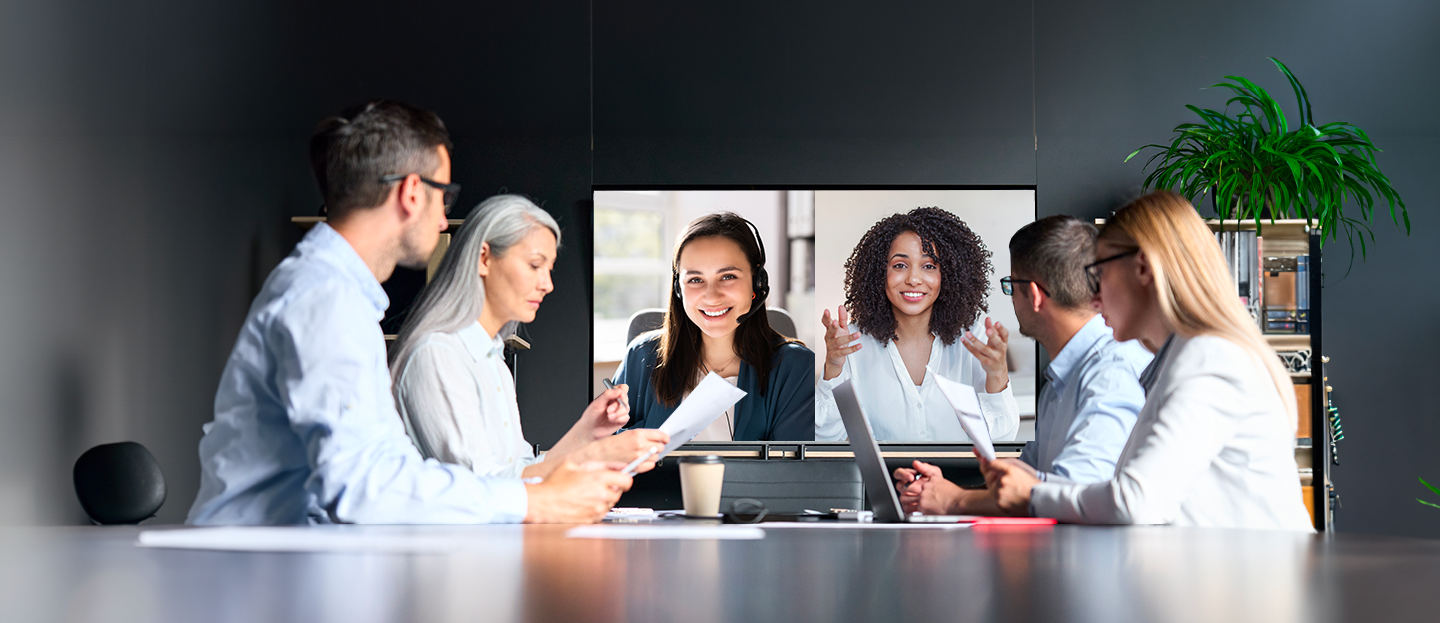Collègues utilisant la solution de premier plan de Bell pour travailler efficacement avec les télétravailleurs et améliorer la productivité.
