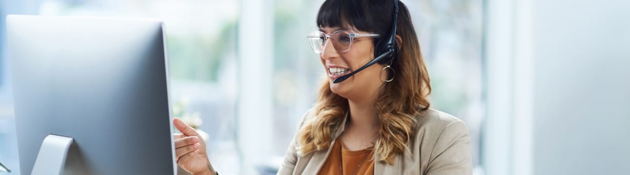 Un employé qui utilise le service Liaisons SIP de Bell, qui fournit un système téléphonique simplifié sur une seule connexion SIP, des appels interurbains gratuits et une connectivité vocale fiable.