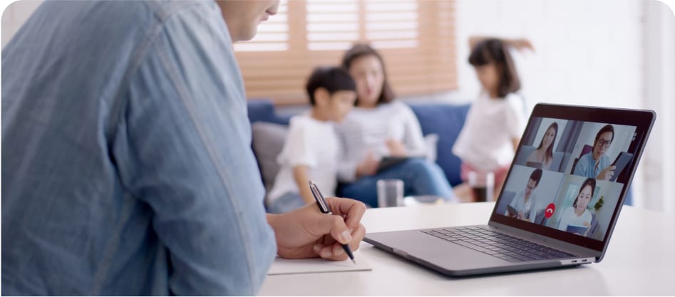 Un employé utilise une plateforme transparente, sécurisée et unifiée pour la collaboration vocale et vidéo afin de communiquer avec ses collègues à distance et d’atteindre continuellement les objectifs de l’entreprise.