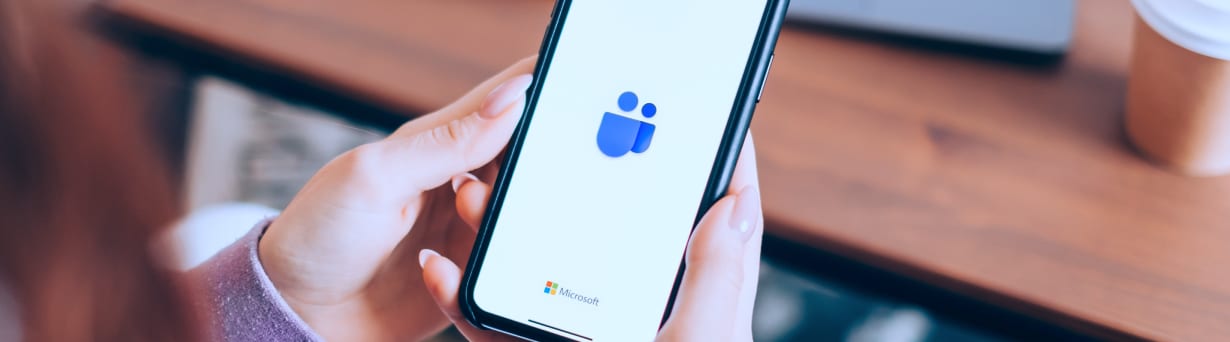 Un employé qui utilise un système téléphonique en nuage de Bell, comme Bell Connexion totale ou le routage direct de Bell pour Microsoft Teams, qui fournit une connexion sécurisée avec ses collègues de n’importe où et sur n’importe quel appareil.
