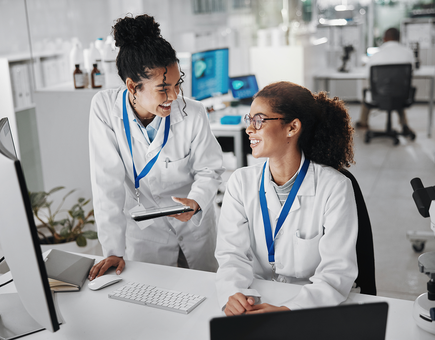 Deux employées travaillant dans un établissement de santé et bénéficiant d’une connectivité sécurisée et robuste.