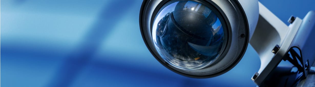 La sécurité vidéo aide à détecter les accès non autorisés et les risques pour la santé et la sécurité grâce à l’utilisation de la détection d’objets basée sur l’intelligence artificielle ainsi qu’un centre d’intervention géré par un professionnel.
